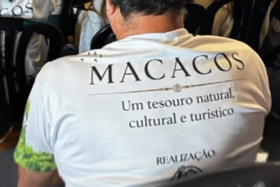 Participante de costas com a camisa do projeto
