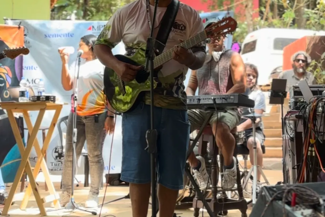 Banda se apresentando no palco do Recanto do Suíço