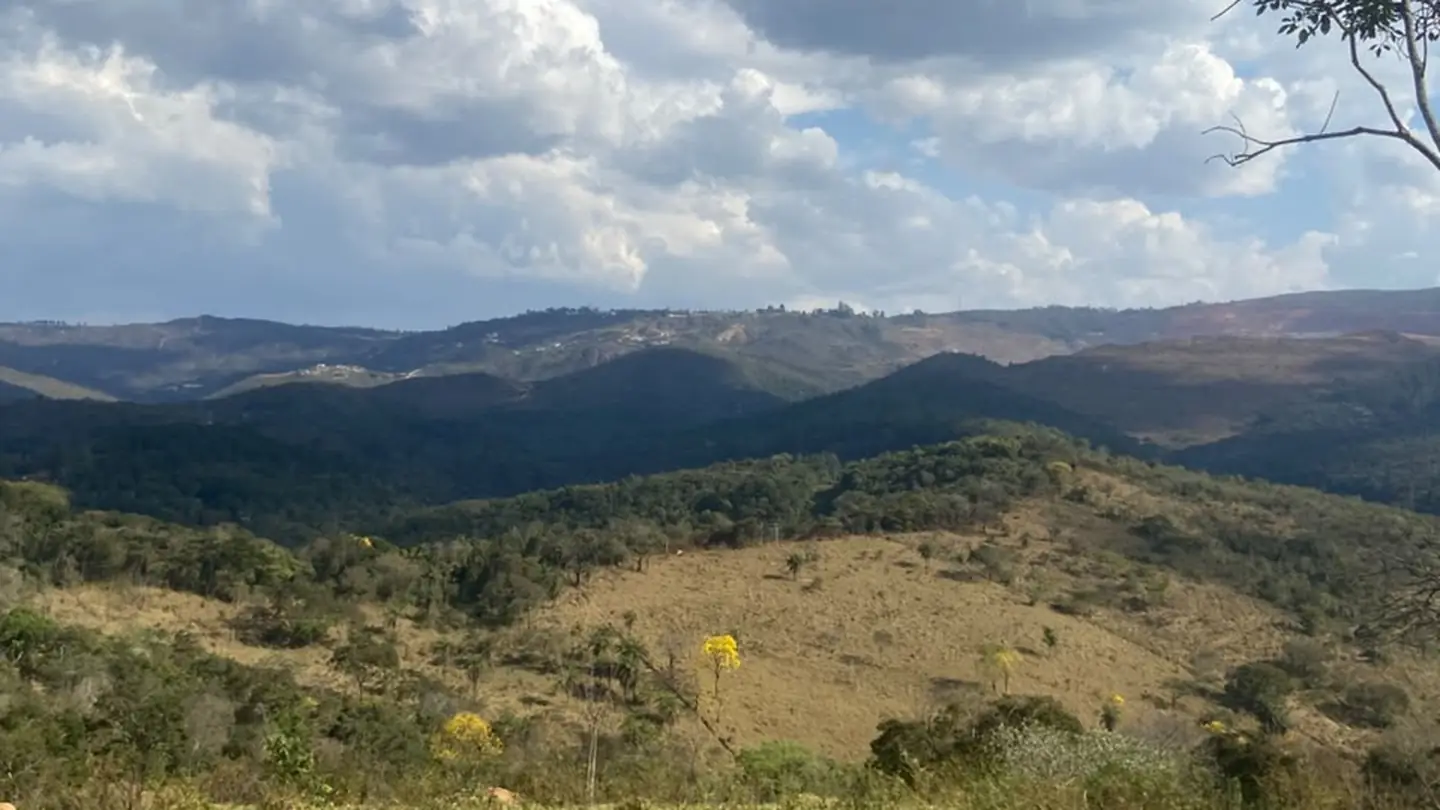 Paisagem de Macacos, em Nova Lima, com a serra ao fundo